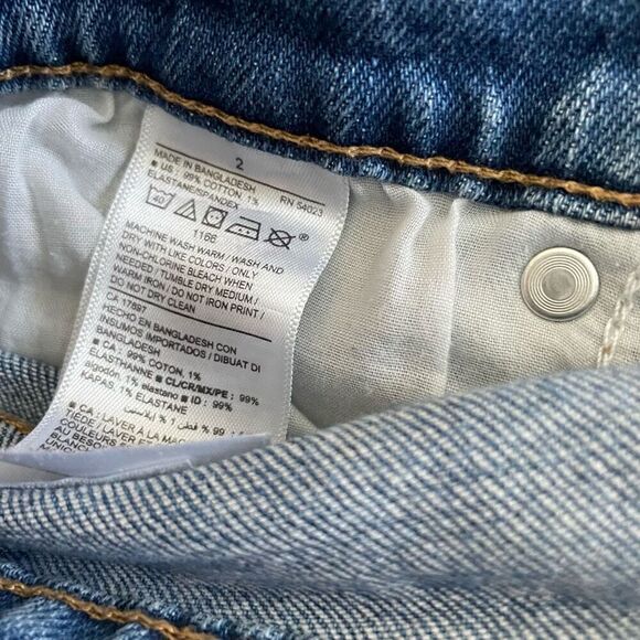 Old Navy Extra High-Waisted Sky-Hi Button-Fly Ripped Jean Shorts for Women Size - Picture 3 of 6